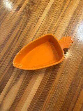Chantal Orange Carrot-Shaped Bakeware Dish – 2 Cup